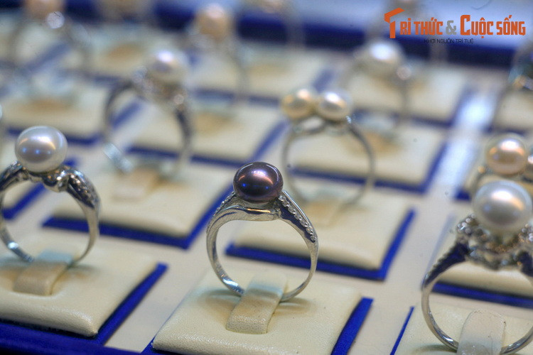 Ngọc trai Phú Quốc được giới chuyên gia đánh giá cao vì đáp ứng được các yếu tố kích thước, hình dáng, màu sắc, độ bóng, độ nhẵn của bề mặt, chất lượng xà cừ... Tùy theo chất lượng, màu sắc, hình dạng, giá từng viên có thể từ vài chục đến vài ngàn USD.