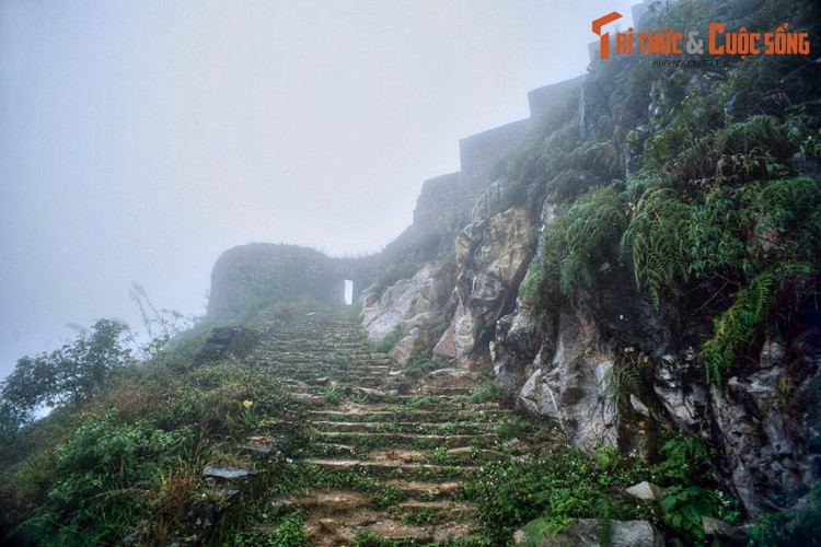 3. Nằm trên đỉnh núi Đồn Cao (còn gọi là đỉnh Đá Pháp) thuộc địa phận tổ 4 thị trấn Đồng Văn, huyện Đồng Văn, tỉnh Hà Giang, pháo đài Đồn Cao là một công trình quân sự cổ còn được bảo tồn khá tốt ở khu vực miền núi phía Bắc Việt Nam.