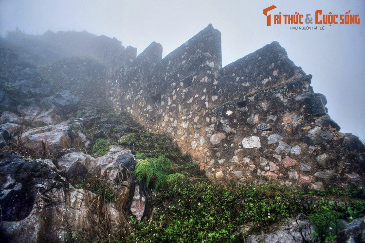 Pháo đài này được xây dựng vào khoảng năm 1925 trên đỉnh núi đá có độ cao khoảng 1.200 mét so với mực nước biển bằng các vật liệu địa phương. Công trình có hai tầng, gồm tầng hầm rộng có nhiều ngách, tầng nổi có một sân rộng và nhiều điểm nghỉ.