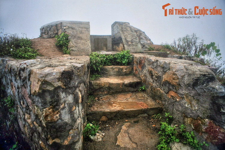 Các bức tường ở đồn dày trung bình 80 cm, trên tường có nhiều lỗ châu mai. Hai góc phía Nam của pháo đài có 2 lô cốt với tầm bao quát rất rộng.