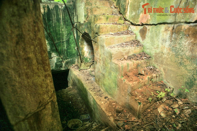 Pháo đài được xây dựng tại một vị trí chiến lược, có thể quan sát được toàn bộ thị trấn Cao Bằng và các khu vực ngoại vi, đặc biệt là cầu sông Bằng và cầu sông Hiến. Đây là nơi đồn trú của một đội quân được trang bị mạnh dưới quyền chỉ huy của quan tư Renl.