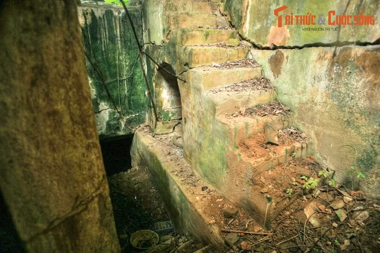 Pháo đài được xây dựng tại một vị trí chiến lược, có thể quan sát được toàn bộ thị trấn Cao Bằng và các khu vực ngoại vi, đặc biệt là cầu sông Bằng và cầu sông Hiến. Đây là nơi đồn trú của một đội quân được trang bị mạnh dưới quyền chỉ huy của quan tư Renl.