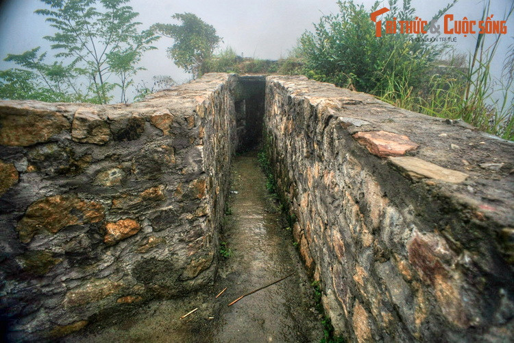 Phía dưới đồn, nơi giáp với vách đá dựng đứng có một khu nhà nhỏ dùng làm nơi ăn uống và kéo đồ từ chân núi lên bằng ròng rọc. Theo thời gian, Đồn Cao đã bị đổ nát nhiều dưới tác động của thời tiết khắc nghiệt.