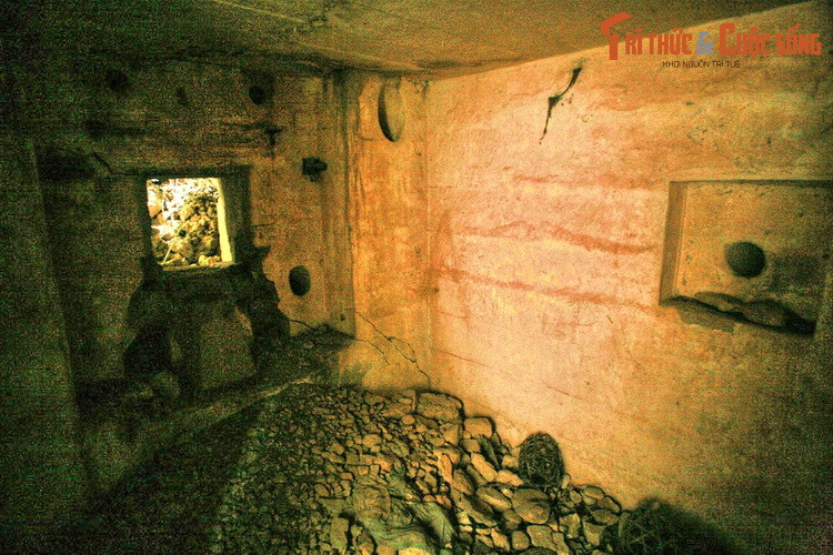 Về tổng thể, pháo đài có diện tích 10 ha, hệ thống phòng ngự chia thành 4 cụm hoả lực chính nằm trên các điểm cao, được đúc bằng đá và bê tông cốt thép kiên cố, dày khoảng 2 mét. Dưới chân pháo đài có tường cao 8 – 10 mét bao bọc.