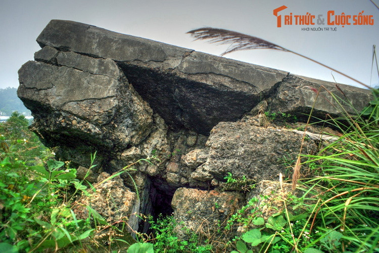 Pháo đài được thiết kế phức tạp với nhiều tầng, phần nổi là những cụm lô cốt kiên cố với lỗ châu mai nhô lên trên đỉnh đồi, trong khi phần chìm là một hệ thống tầng hầm gồm nhiều phòng chức năng như phòng họp, phòng ngủ, nhà bếp, nhà kho...