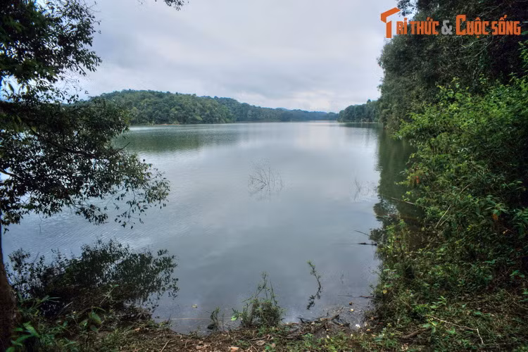 Sau khi nước tràn về một khu vực đồi núi nhấp nhô, hồ Pá Khoang đã hình thành giữa khung cảnh thiên nhiên hùng vĩ. Bên bờ hồ có rất nhiều sống núi uốn lượn, khiến hồ được ví như "Vịnh Hạ Long" của tỉnh Điện Biên.