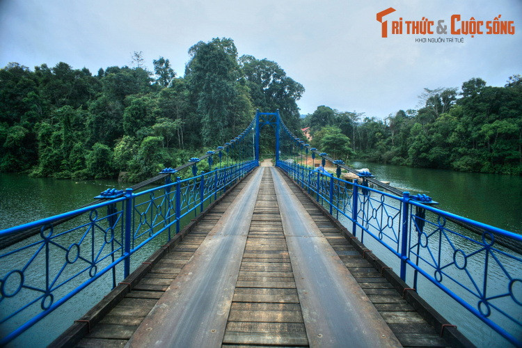 Đây là một hồ chứa nước nhân tạo được khởi công xây năm 1974 và đưa vào sử dụng năm 1979. Hồ nằm ở độ cao gần 900 mét so với mực nước biển, diện tích mặt nước rộng 600 ha, diện tích lưu vực 77 km2, dung tích chứa hơn 40 triệu m3.