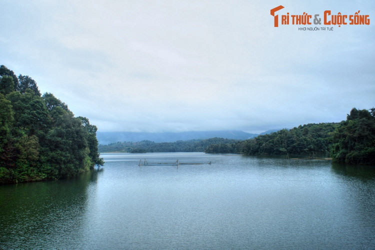 Nằm ở địa phận xã Mường Phăng, huyện Điện Biên, cách thành phố Điện Biên Phủ gần 20km đường bộ, hồ Pá Khoang là một thắng cảnh nổi tiếng của tỉnh Điện Biên và khu vực Tây Bắc.