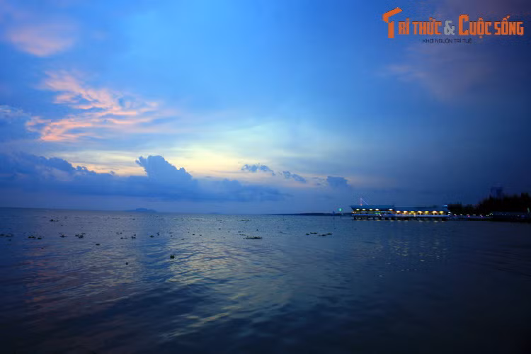Cảnh hoàng hôn trên biển Rạch Giá, thành phố thủ phủ của tỉnh Kiên Giang.