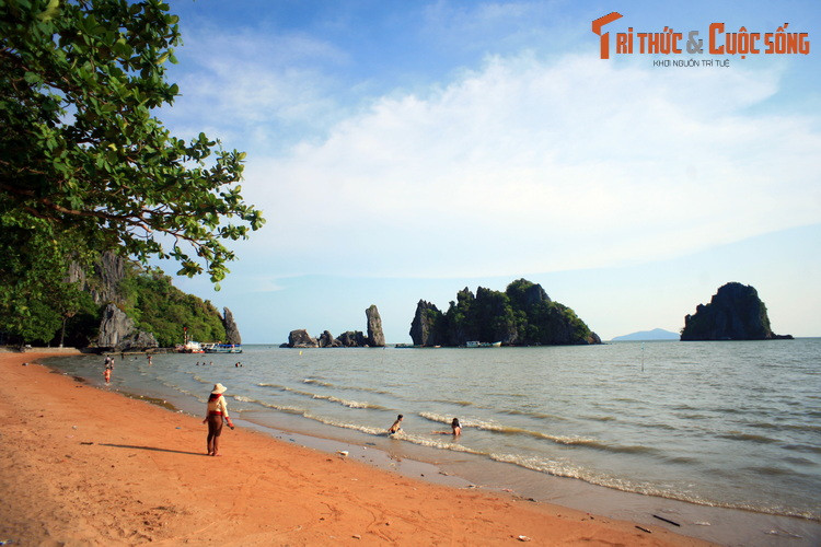 Hòn Phụ Tử nằm ở huyện Kiên Lương, là một trong những thắng cảnh nổi tiếng nhất của tỉnh Kiên Giang.