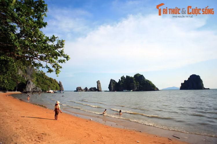 Hòn Phụ Tử nằm ở huyện Kiên Lương, là một trong những thắng cảnh nổi tiếng nhất của tỉnh Kiên Giang.