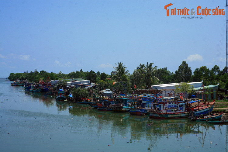 Những con thuyền của ngư dân neo đâu bên bờ kênh Hà Tiên - Rạch Giá ở địa phận huyện Hòn Đất.