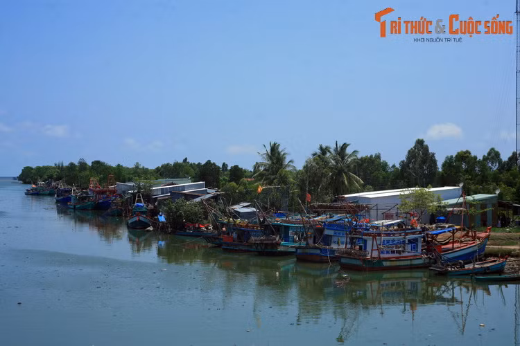 Những con thuyền của ngư dân neo đâu bên bờ kênh Hà Tiên - Rạch Giá ở địa phận huyện Hòn Đất.