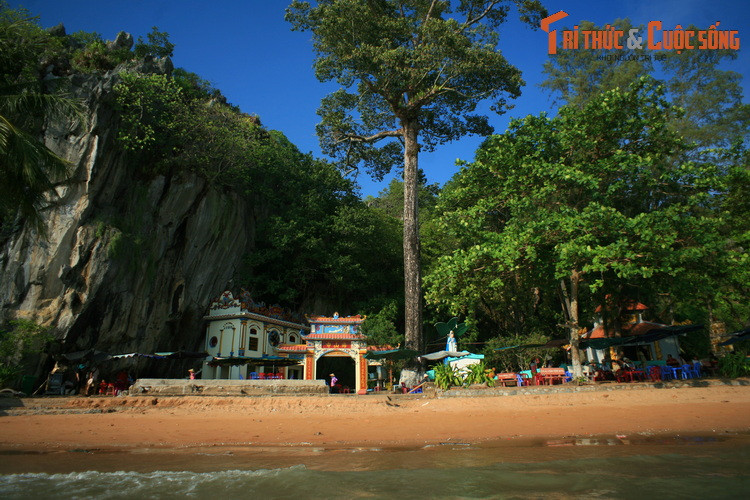 Chùa Hải Sơn hay chùa Hang tọa lạc nơi chân núi An Hải Sơn, gần hòn Phụ Tử, là một di tích lịch sử và điểm hành hương quan trọng ở tỉnh Kiên Giang.
