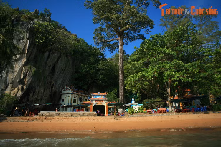 Chùa Hải Sơn hay chùa Hang tọa lạc nơi chân núi An Hải Sơn, gần hòn Phụ Tử, là một di tích lịch sử và điểm hành hương quan trọng ở tỉnh Kiên Giang.