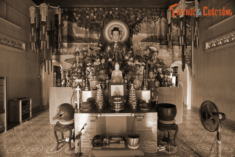 Mặc dù quân lính kiểm soát quá trình hái xoài rất gắt gao, các sư vẫn hái được vừa đủ vài đĩa xoài để dâng Phật.