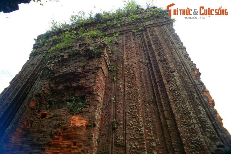 Nét đặc sắc nhất của tháp Khương Mỹ là những họa tiết trang trí rất phong phú và cầu kỳ trên thân tháp.