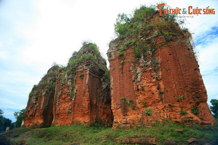 Theo ghi nhận, trước khi trùng tu, tháp Khương Mỹ đã xuống cấp nghiêm trọng và bị một số hộ dân lấn chiếm. Di tích này có niên đại vào cuối thể kỷ thứ 9, đầu thế kỷ thứ 10, nhóm tháp Chăm Khương Mỹ gồm ba tòa tháp xếp thành hàng ngang theo trục Bắc - Nam.