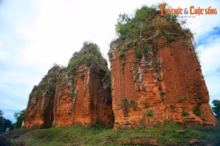 Theo ghi nhận, trước khi trùng tu, tháp Khương Mỹ đã xuống cấp nghiêm trọng và bị một số hộ dân lấn chiếm. Di tích này có niên đại vào cuối thể kỷ thứ 9, đầu thế kỷ thứ 10, nhóm tháp Chăm Khương Mỹ gồm ba tòa tháp xếp thành hàng ngang theo trục Bắc - Nam.