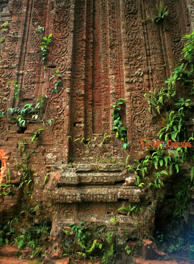 Trên mỗi mặt tường có 5 trụ ốp tường trang trí hoa văn thảo mộc cuộn thành những chữ S nối tiếp nhau, xen kẽ với các mảng tường trang trí hình thoi nối tiếp nhau từ chân đến đỉnh tường.