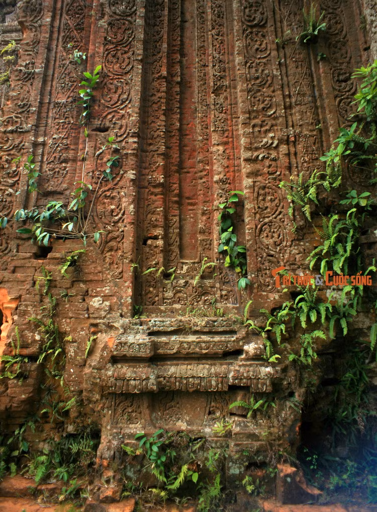 Trên mỗi mặt tường có 5 trụ ốp tường trang trí hoa văn thảo mộc cuộn thành những chữ S nối tiếp nhau, xen kẽ với các mảng tường trang trí hình thoi nối tiếp nhau từ chân đến đỉnh tường.