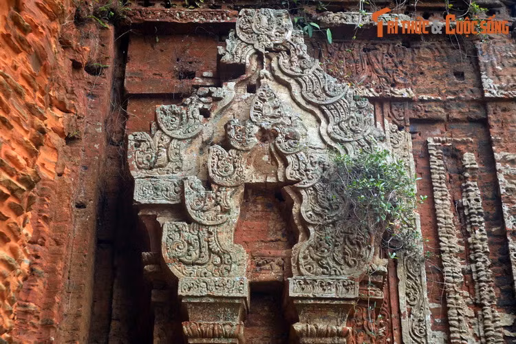 Vòm cuốn trên các cửa uốn hình vòng cung, trang trí hoa văn thảo mộc cách điệu, đầu lá uốn cong xoắn xuýt, lá xếp thành nhiều tầng, thu nhỏ dần lên trên, phần đỉnh của mỗi vòm cuốn là một tổ hợp cành lá uốn thành hình lá đề.