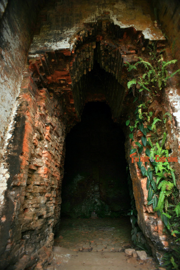 Cổng vào một tòa tháp.