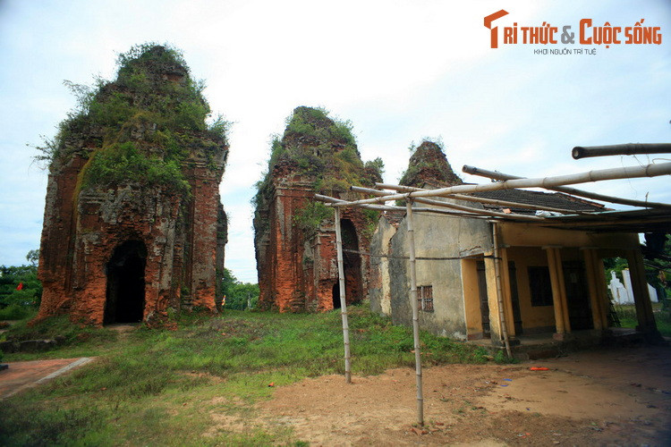 Đây là kiểu tháp Champa truyền thống với mặt bằng gần vuông, cửa ra vào ở hướng đông, mái tháp gồm 3 tầng, tầng trên là hình ảnh thu nhỏ của tầng dưới, trên cùng có chóp tháp bằng sa thạch. Mỗi tháp có một cửa ra vào và 5 cửa giả.