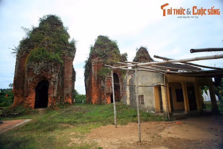 Đây là kiểu tháp Champa truyền thống với mặt bằng gần vuông, cửa ra vào ở hướng đông, mái tháp gồm 3 tầng, tầng trên là hình ảnh thu nhỏ của tầng dưới, trên cùng có chóp tháp bằng sa thạch. Mỗi tháp có một cửa ra vào và 5 cửa giả.