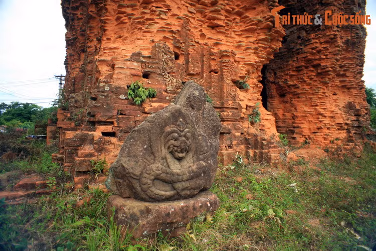 Tại tòa tháp này, các nhà khai quật cũng tìm thấy nhiều nhiều tác phẩm điêu khắc đặc sắc.