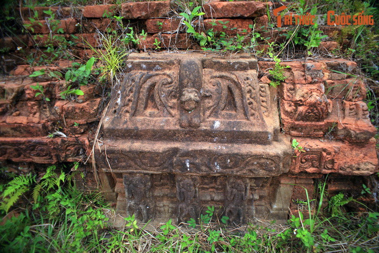 Các tác phẩm này đều liên hệ tời thần Vishnu, nhưng lại vắng bóng thần Siva và Brahma (ba vị thần tối thượng của Hindu giáo là Vishnu, Siva và Brahma), nên một số nhà nghiên cứu cho rằng Khương Mỹ là một khu đền thờ thần Vishnu.