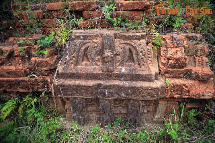 Các tác phẩm này đều liên hệ tời thần Vishnu, nhưng lại vắng bóng thần Siva và Brahma (ba vị thần tối thượng của Hindu giáo là Vishnu, Siva và Brahma), nên một số nhà nghiên cứu cho rằng Khương Mỹ là một khu đền thờ thần Vishnu.