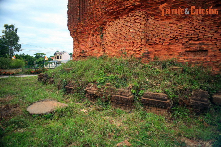 Chân tháp ốp đá, thể hiện ảnh hưởng từ kiến trúc đền tháp Khmer.