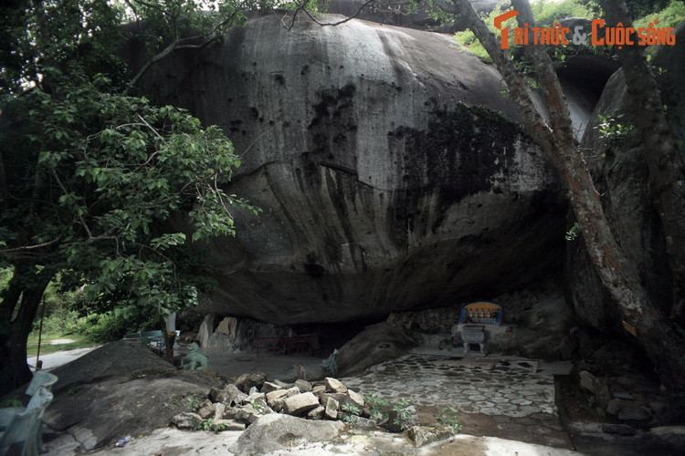 Phía dưới “mái che” của chùa Hang trước đây còn có một đường hầm chạy xuống, người ta gọi là đường xuống âm phủ. Tương truyền khi còn sống, một trụ trì của chùa là sư Nguyên Lượng có đi thử, càng đi càng thấy sâu thăm thẳm, khó đi nên đành quay trở lại.