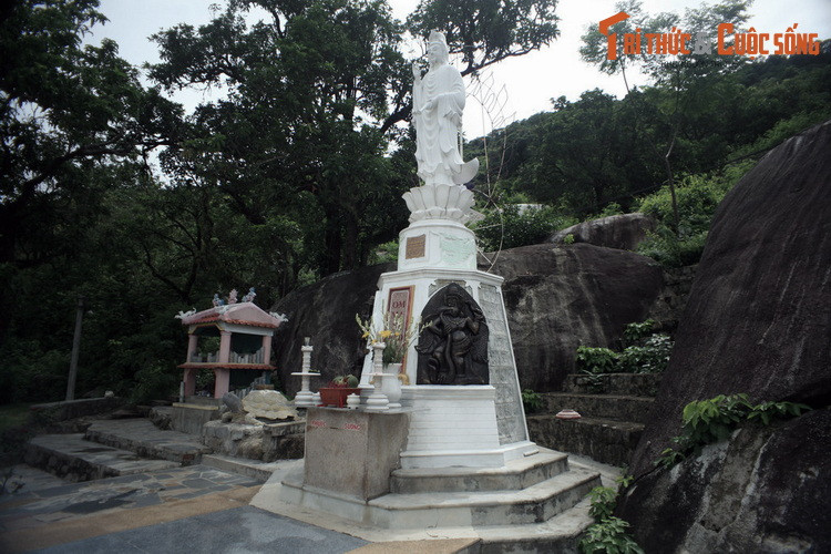 Hòa thượng trụ trì chùa Trà Cang đã đồng ý cho sư Trà Ban (tức ông Phan Chọn) về trụ trì chùa Hang. Tương truyền, do tu hành đắc đạo nên sư Trà Ban đi nhanh như bay và nhẹ tựa gió mây. Ông đã hỗ trợ cho nghĩa quân Trần Cao Vân thời kỳ Trần Cao Vân lấy vùng núi Bình Định, Phú Yên làm căn cứ chống Pháp.