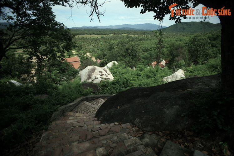 Một câu chuyện lạ khác liên quan đến chùa Hang Bình Định được kể lại trong sách “Nhân vật Bình Định”. Theo đó, vào năm năm Giáp Ngọ (1894), dịnh bệnh hoành hành ở huyện Phù Cát và nhiều nơi ở Bình Định, khiến, nhiều làng bị rào cách ly, có nơi dân chúng đốt làng di tản nơi khác.