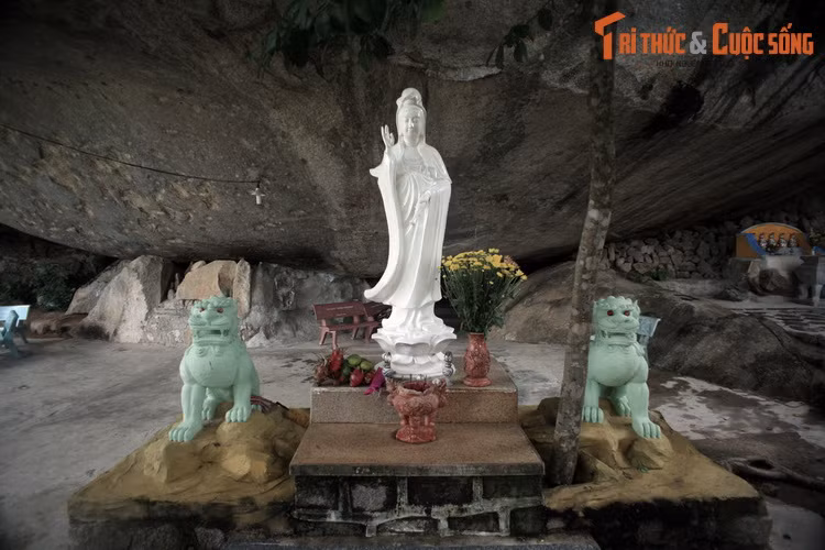 Ngoài những câu chuyện trên, còn có lời kể rằng có người đào trộm trước chùa thì thấy một tượng Phật Di Đà, có đề chữ Huyền Trân công chúa tặng. Dựa vào đây, người ta cho rằng chùa Hang có từ đời Trần.