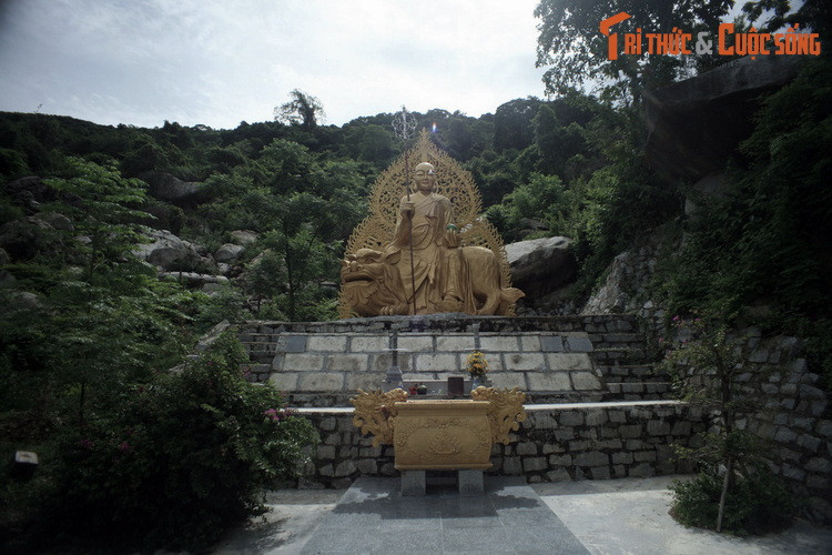 Ban đầu dân còn nghi ngờ, sau thấy hiệu nghiệm nên truyền tai nhau rất nhanh, đến độ quan tri huyện sợ thầy chùa Hang tụ hội khởi loạn nên ra lệnh cấm người đến xin thuốc, đồng thời tầm nã gắt gao. Sau không rõ vị lão tăng mất khi nào và ở đâu, nhưng để ghi ơn, dân đã thờ cúng ông ở chùa Hang.