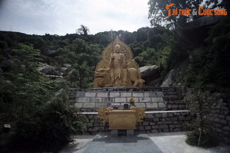 Ban đầu dân còn nghi ngờ, sau thấy hiệu nghiệm nên truyền tai nhau rất nhanh, đến độ quan tri huyện sợ thầy chùa Hang tụ hội khởi loạn nên ra lệnh cấm người đến xin thuốc, đồng thời tầm nã gắt gao. Sau không rõ vị lão tăng mất khi nào và ở đâu, nhưng để ghi ơn, dân đã thờ cúng ông ở chùa Hang.