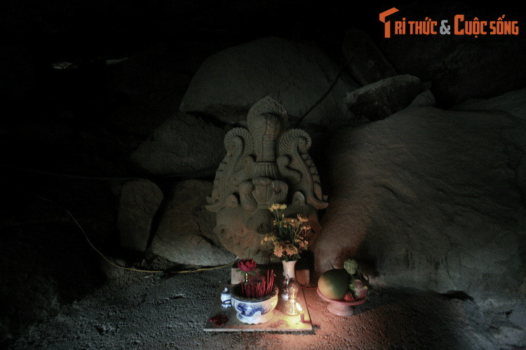 Lại có lời kể, một người nọ, vì muốn kiểm chứng độ sâu của “đường xuống âm phủ”, nên gánh theo hai thúng nến để đốt lần soi đường. Nến gần hết mà hang vẫn còn xa vời vợi nên đành quay trở về.