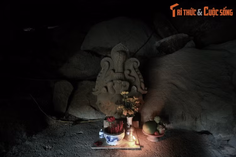 Lại có lời kể, một người nọ, vì muốn kiểm chứng độ sâu của “đường xuống âm phủ”, nên gánh theo hai thúng nến để đốt lần soi đường. Nến gần hết mà hang vẫn còn xa vời vợi nên đành quay trở về.