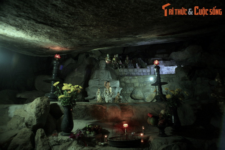 Trong hang có nhiều bàn thờ phật, không gian đủ rộng cho hơi chục người hành lễ. Người ta kể rằng từ đây có hai đường đi, một lên trời và một xuống âm phủ. Phía trên bàn thờ của chùa Hang, chếch về phía tay phải còn có một lỗ “thông hơi”. Đây chính là đường lên trời.