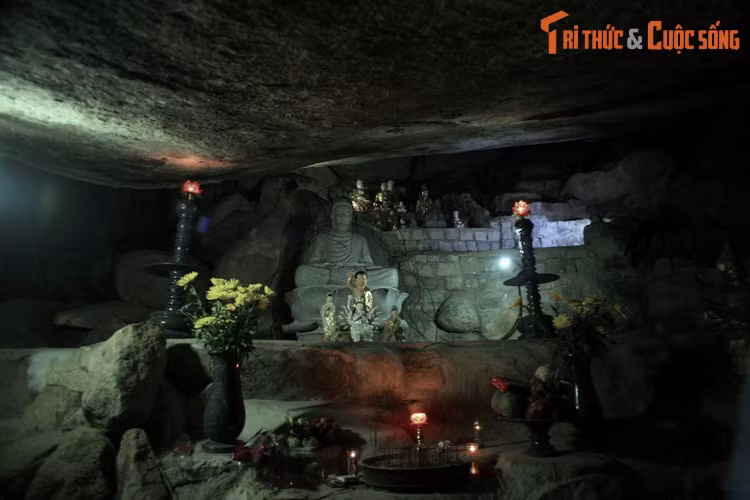 Trong hang có nhiều bàn thờ phật, không gian đủ rộng cho hơi chục người hành lễ. Người ta kể rằng từ đây có hai đường đi, một lên trời và một xuống âm phủ. Phía trên bàn thờ của chùa Hang, chếch về phía tay phải còn có một lỗ “thông hơi”. Đây chính là đường lên trời.