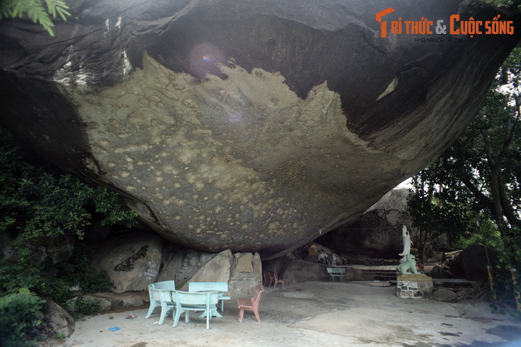 Câu chuyện đầu tiên gắn liền với hang động nơi chùa chính tọa lạc. Muốn lên đây du khách phải đi lên hàng trăm bậc đá qanh co, khi nào gặp một tảng đá rất to thì đó chính là “mái che” của chùa. Dưới tảng đá này có một lối đi nhỏ để vào hang.