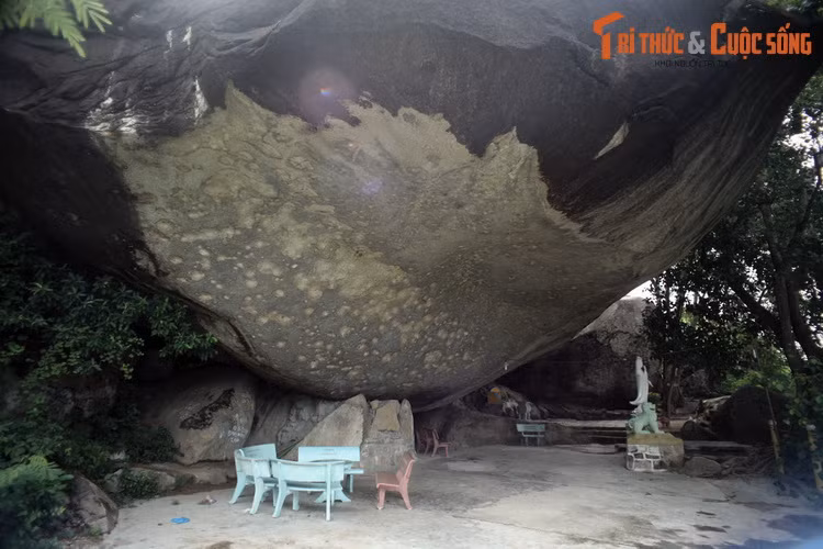 Câu chuyện đầu tiên gắn liền với hang động nơi chùa chính tọa lạc. Muốn lên đây du khách phải đi lên hàng trăm bậc đá qanh co, khi nào gặp một tảng đá rất to thì đó chính là “mái che” của chùa. Dưới tảng đá này có một lối đi nhỏ để vào hang.