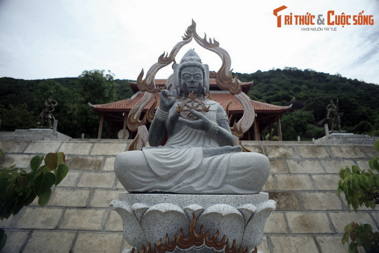 Theo người dân địa phương, trên núi chùa Hàng có có một hiện tượng thiên nhiên kỳ lạ. Đó là khi trời nắng hạn, nếu nghe từ núi có tiếng ồ ồ như xay lúa vọng ra thì trời sẽ liền đổ mưa...