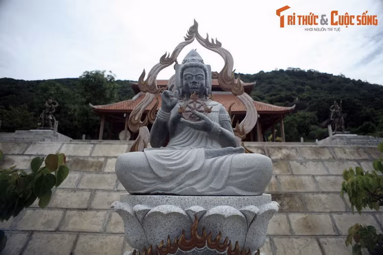 Theo người dân địa phương, trên núi chùa Hàng có có một hiện tượng thiên nhiên kỳ lạ. Đó là khi trời nắng hạn, nếu nghe từ núi có tiếng ồ ồ như xay lúa vọng ra thì trời sẽ liền đổ mưa...