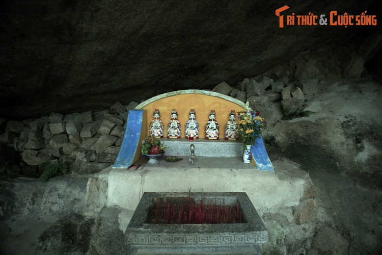 Người chết không kịp chôn, khắp nơi đều bao trùm bởi khí tử và dịch bệnh. Lúc này xuất hiện vị lão tăng, do tu ở chùa Hang nên gọi là thầy chùa Hang, phát thuốc cho dân chữa bệnh. Thuốc là tấm giấy màu vàng có in hình năm vị Bồ tát, gọi là “Ngũ công Quan âm”.