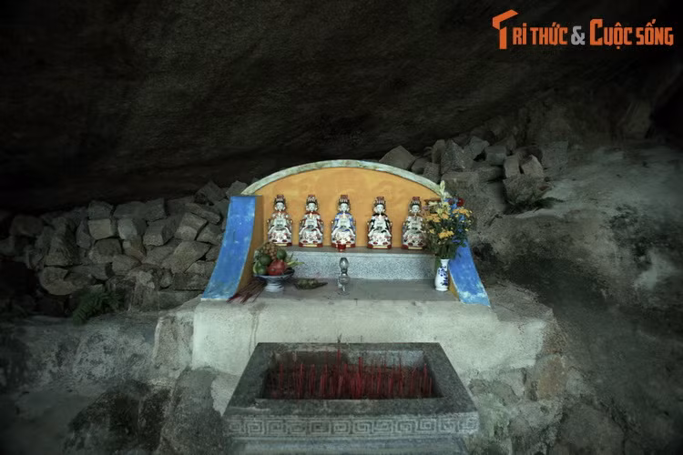 Người chết không kịp chôn, khắp nơi đều bao trùm bởi khí tử và dịch bệnh. Lúc này xuất hiện vị lão tăng, do tu ở chùa Hang nên gọi là thầy chùa Hang, phát thuốc cho dân chữa bệnh. Thuốc là tấm giấy màu vàng có in hình năm vị Bồ tát, gọi là “Ngũ công Quan âm”.