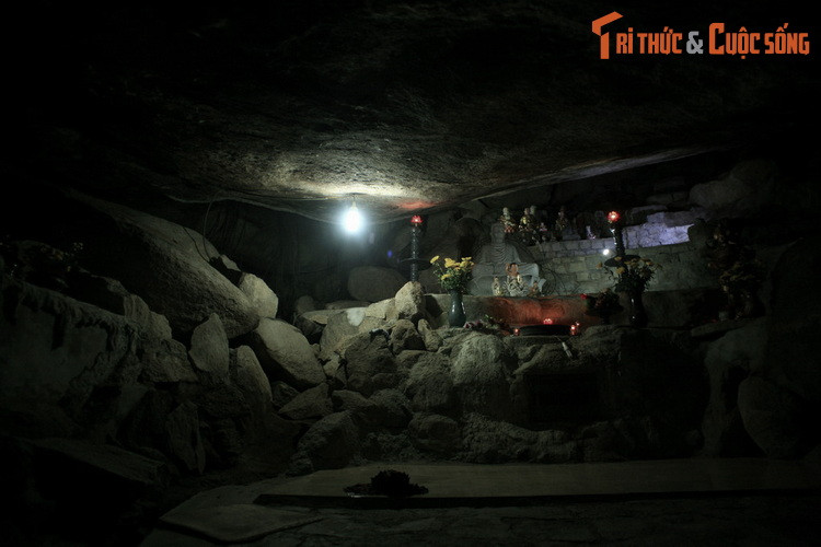 Câu chuyện lạ thứ ba về chùa Hang có bối cảnh vào năm 1896. Lúc bấy giờ khắp vùng Phù Mỹ đã có vài ngôi chùa, nhưng không có sư trụ trì ở chùa Hang. Hay tin có ông Phan Chọn ở huyện mình vào tu hành tại chùa Trà Cang (ở Bình Thuận), dân bèn bàn nhau vào mời về.